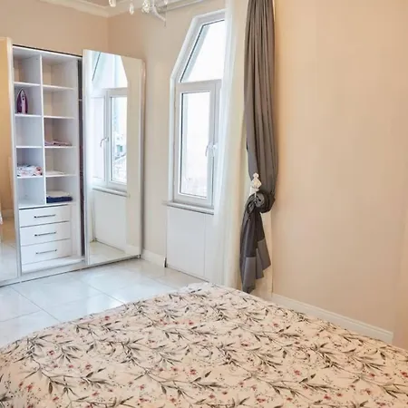 Taksim Square Apartment, Great View, Luxury * Estambul